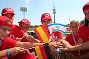 die Hand schon mal auf dem Pokal... (Foto: Martin Schmitz)